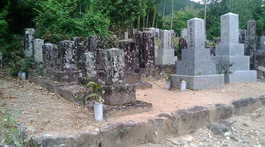熊野社家の楠氏の墓地